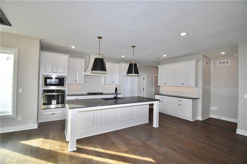 8325 76th Ter, Kansas City, MO 64158