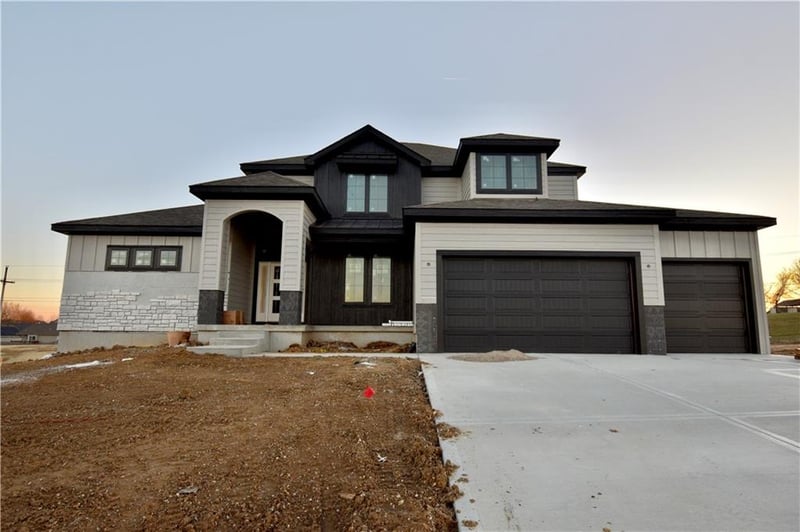 8325 76th Ter, Kansas City, MO 64158