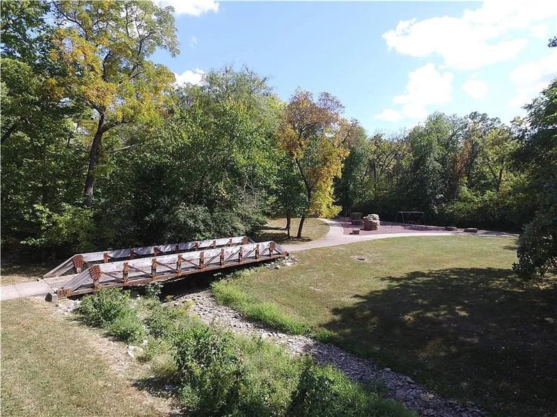 10806 Grandview Rd, Kansas City, MO 64137