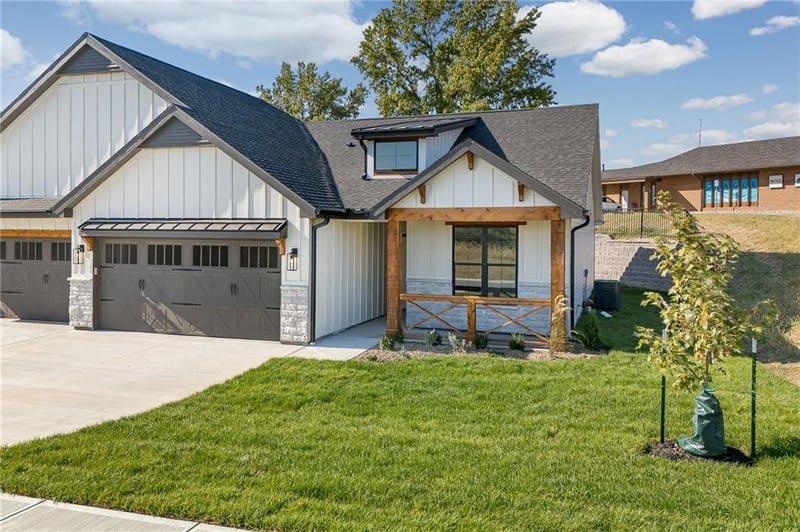 1404 Country Ct, St Joseph, MO 64506