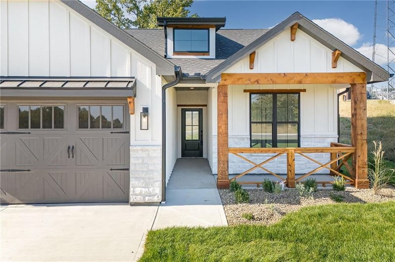 1404 Country Ct, St Joseph, MO 64506