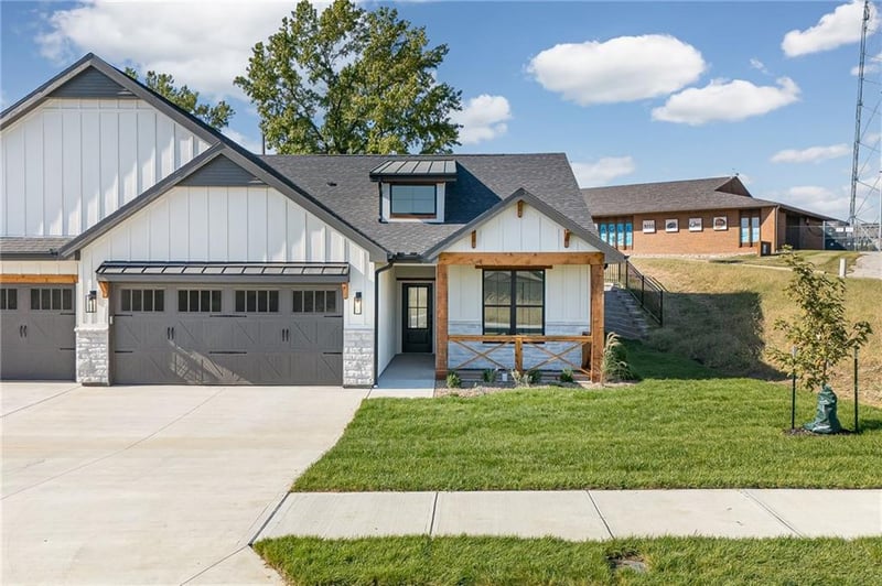 1404 Country Ct, St Joseph, MO 64506