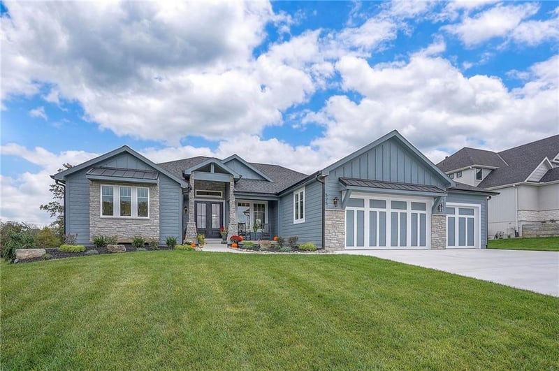 595 South Shore Dr, Lake Winnebago, MO 64034