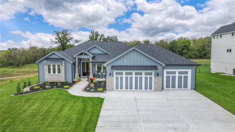 595 South Shore Dr, Lake Winnebago, MO 64034