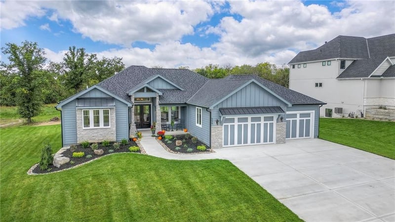 595 South Shore Dr, Lake Winnebago, MO 64034