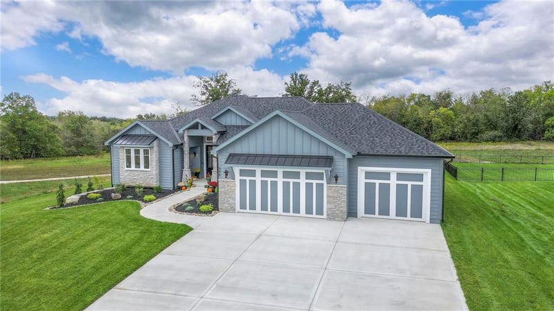 595 South Shore Dr, Lake Winnebago, MO 64034