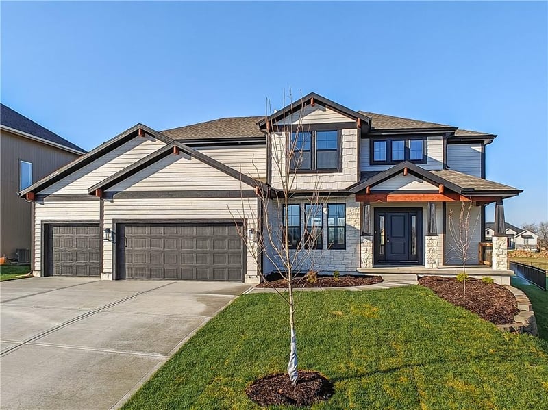9292 Zarda Dr, Lenexa, KS 66227