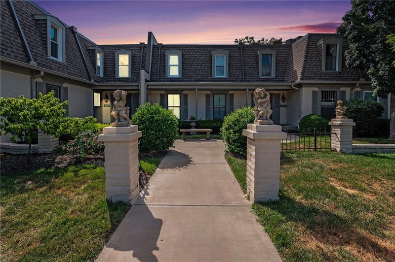 10758 Glenwood St #D, Overland Park, KS 66211