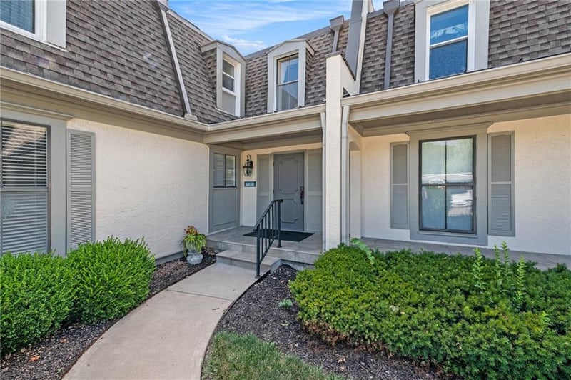 10758 Glenwood St #D, Overland Park, KS 66211