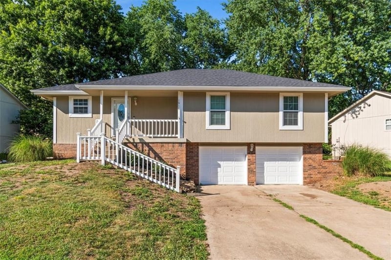 1916 Patterson Dr, Lee's Summit, MO 64086