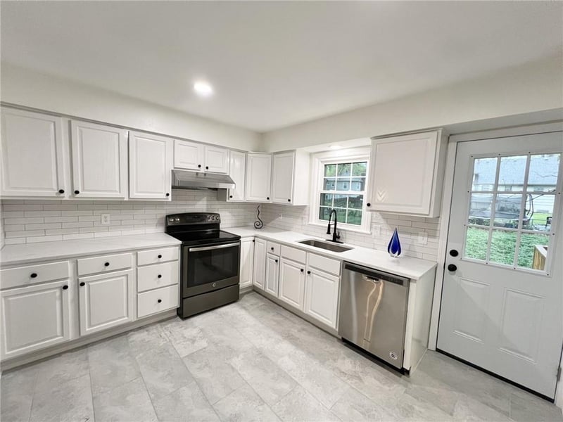 10806 96th St, Overland Park, KS 66214