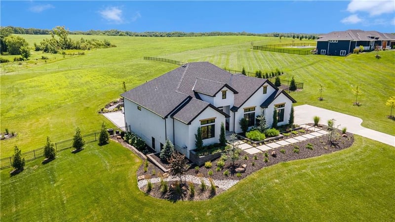 14291 Cattle Ranch Dr, Smithville, MO 64089