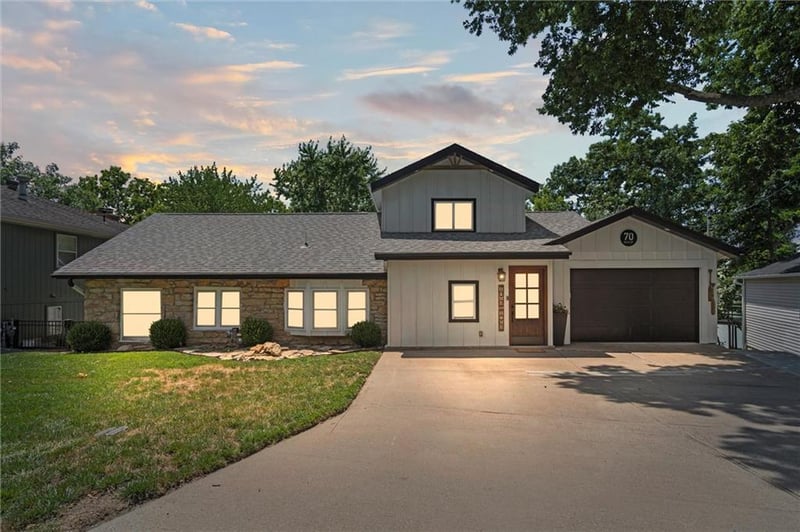 70 Beach Dr, Lake Tapawingo, MO 64015