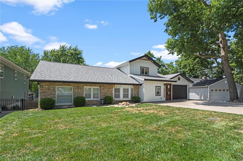 70 Beach Dr, Lake Tapawingo, MO 64015