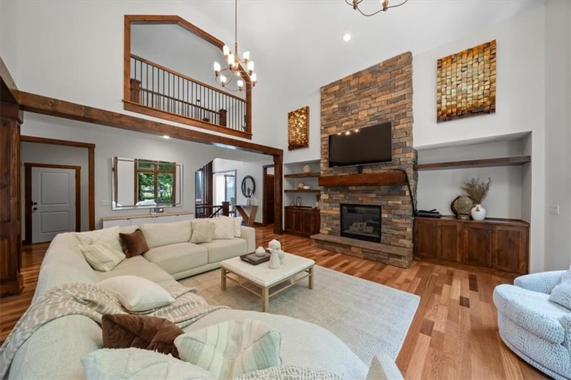 6822 Woodstock Ct, Shawnee, KS 66218