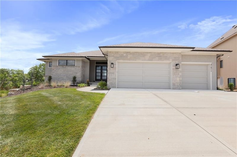 21611 W 80th Ter, Shawnee, KS 66220