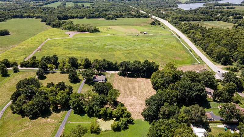 1801 Sampson Rd, Lee's Summit, MO 64082