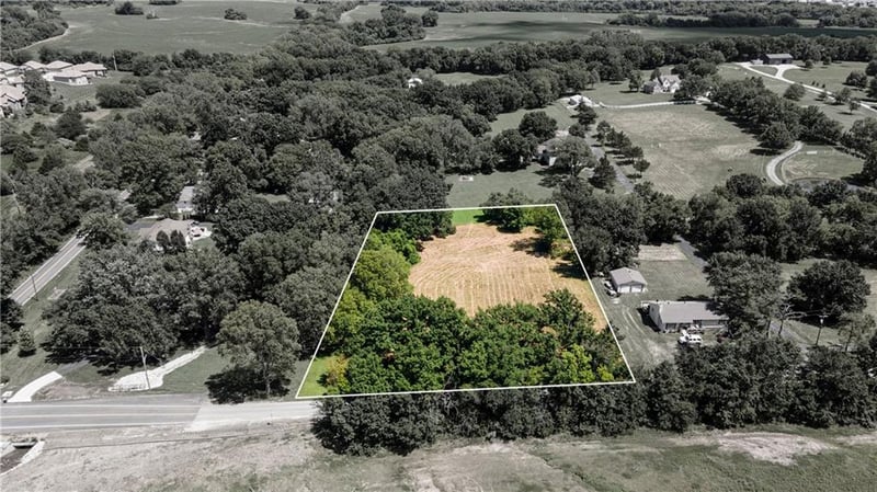 1801 Sampson Rd, Lee's Summit, MO 64082