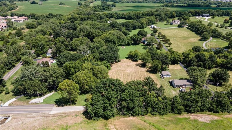 1801 Sampson Rd, Lee's Summit, MO 64082