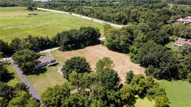 1801 Sampson Rd, Lee's Summit, MO 64082
