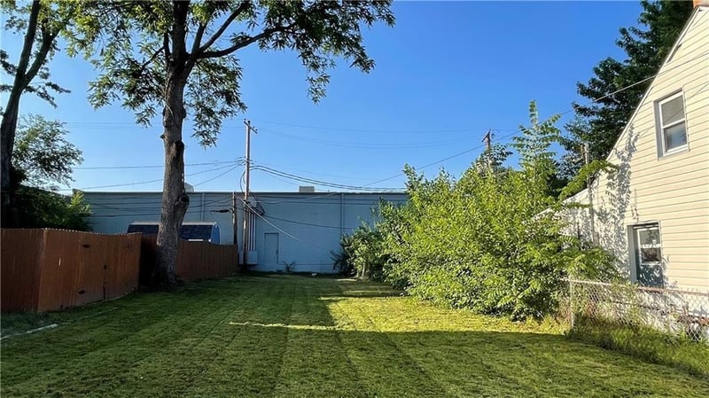 208 81st St, Kansas City, MO 64114