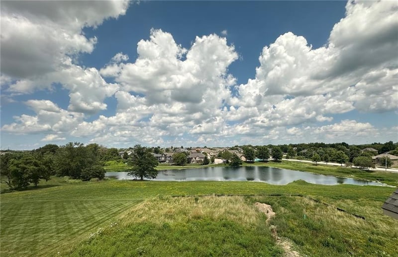 2304 NE Shoal Creek Pw, Kansas City, MO 64155