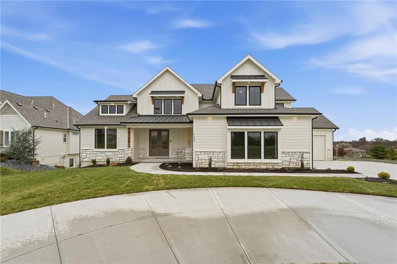 2304 NE Shoal Creek Pw, Kansas City, MO 64155