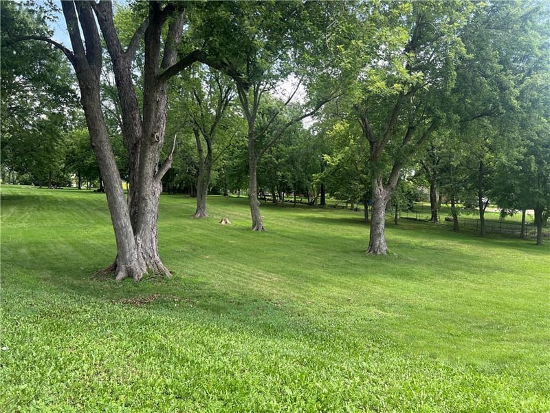 2501 S R D Mize Rd, Independence, MO 64057
