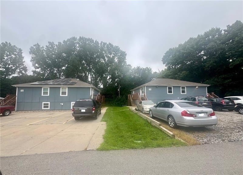 1102 4th St, Lansing, KS 66043