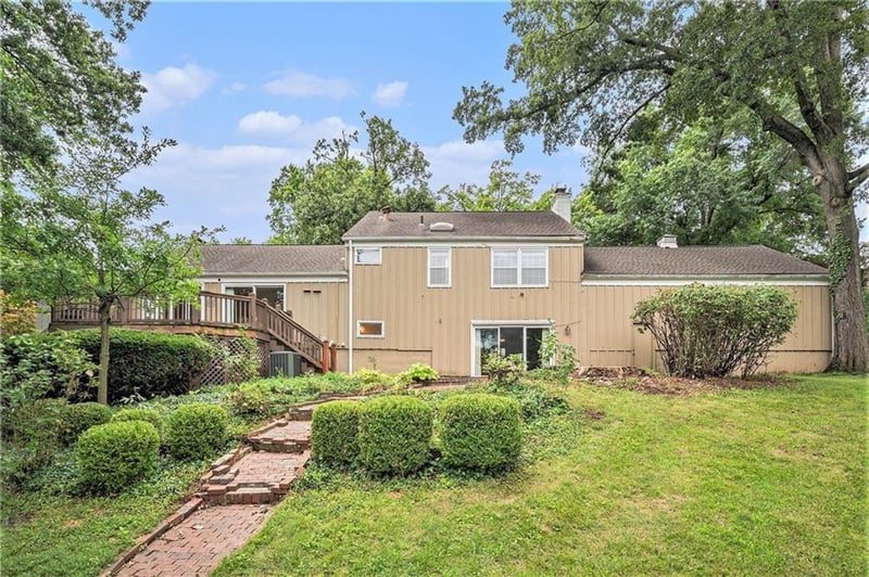 9815 Overbrook Ct, Leawood, KS 66206