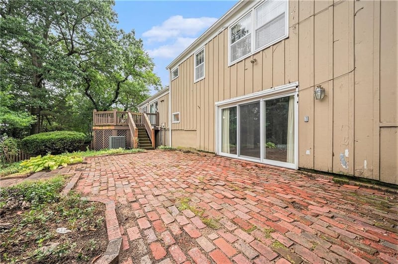 9815 Overbrook Ct, Leawood, KS 66206