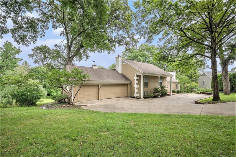 9815 Overbrook Ct, Leawood, KS 66206