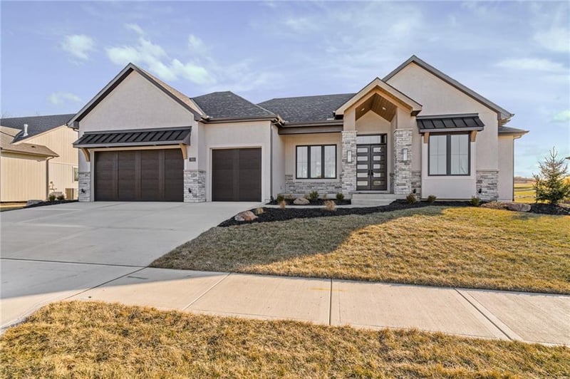 703 Hampstead Dr, Raymore, MO 64083