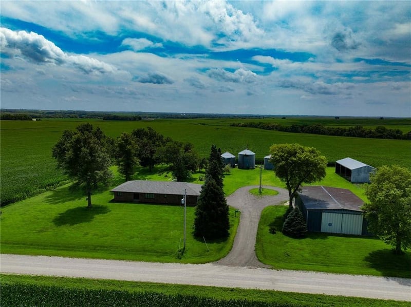 1263 310th St, Hiawatha, KS 66434