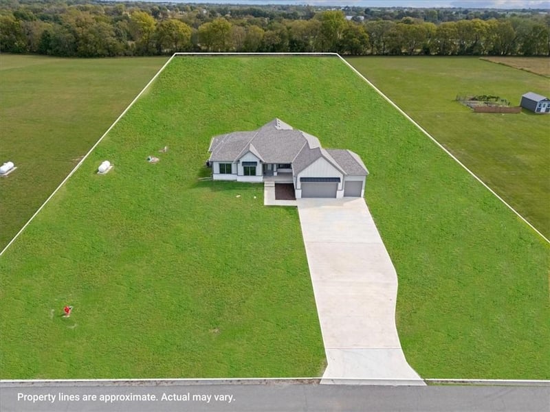 13511 Woodland Ranch Dr, Lee's Summit, MO 64086