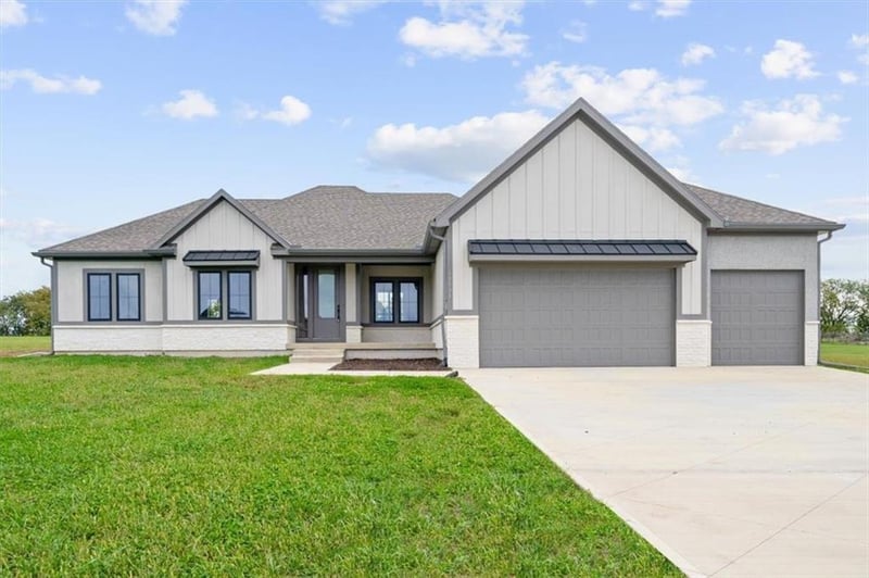 13511 Woodland Ranch Dr, Lee's Summit, MO 64086