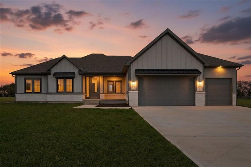 13511 Woodland Ranch Dr, Lee's Summit, MO 64086