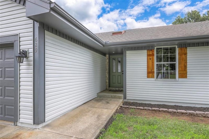 629 Adams Dr, Lee's Summit, MO 64086