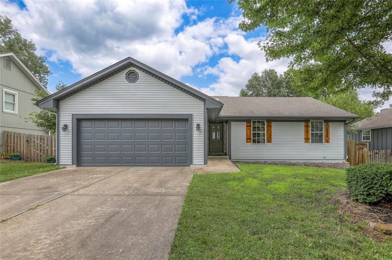 629 Adams Dr, Lee's Summit, MO 64086