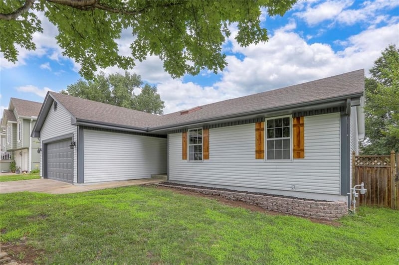 629 Adams Dr, Lee's Summit, MO 64086