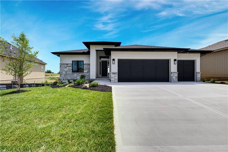 11271 Sunray Dr, Olathe, KS 66061
