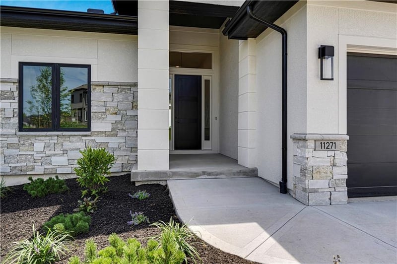 11271 Sunray Dr, Olathe, KS 66061
