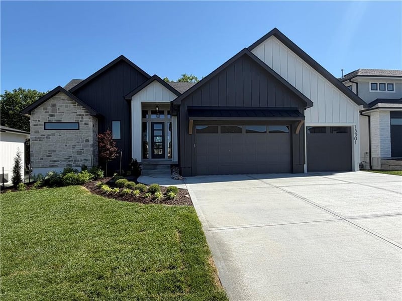 15301 162nd St, Olathe, KS 66062