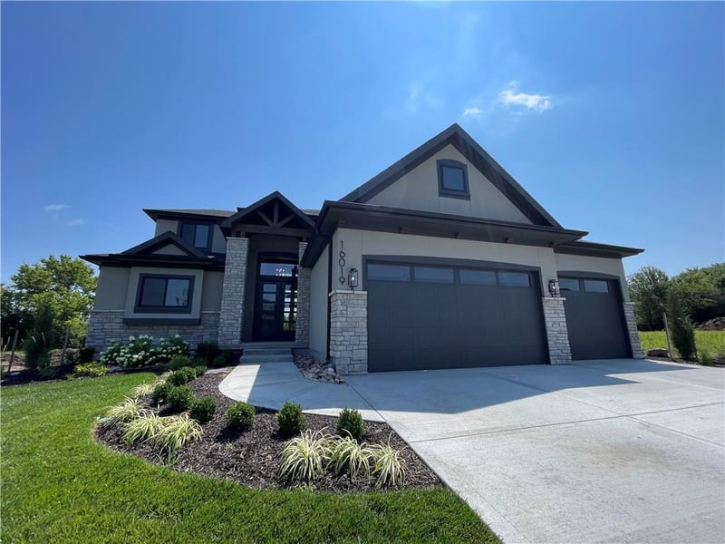 16019 Twilight Ln, Olathe, KS 66062