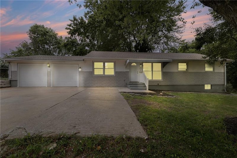 2700 Englewood Ter, Independence, MO 64052