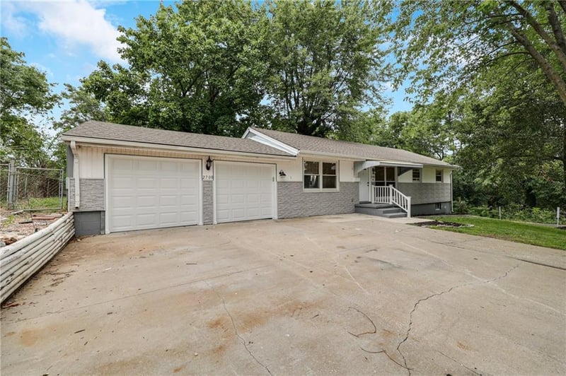 2700 Englewood Ter, Independence, MO 64052