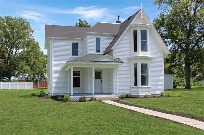 317 N Main St, Corder, MO 64021