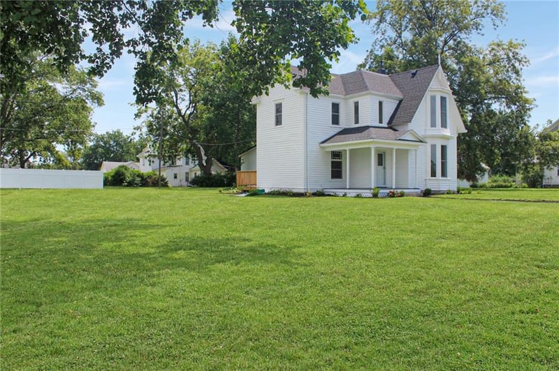 317 N Main St, Corder, MO 64021