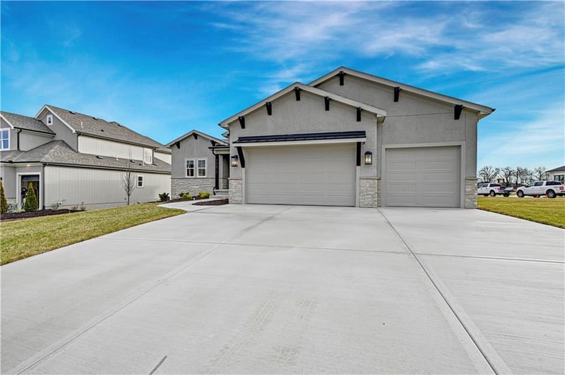 15411 161st Ter, Olathe, KS 66062