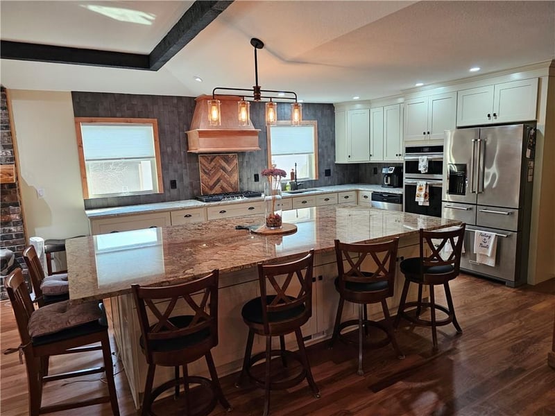328 N Winnebago Dr, Lake Winnebago, MO 64034